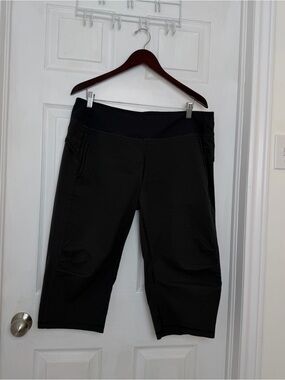 Lululemon Black Performance Crop Pants/Capris with Ruched Detail